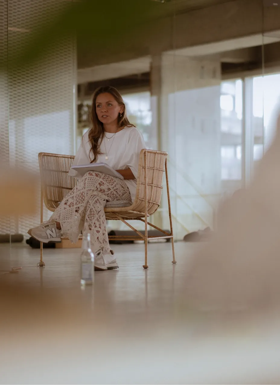 Yavi Hameister leitet einen Workshop mit ausgebreiteten Armen - lebendige Zyklus-Vermittlung