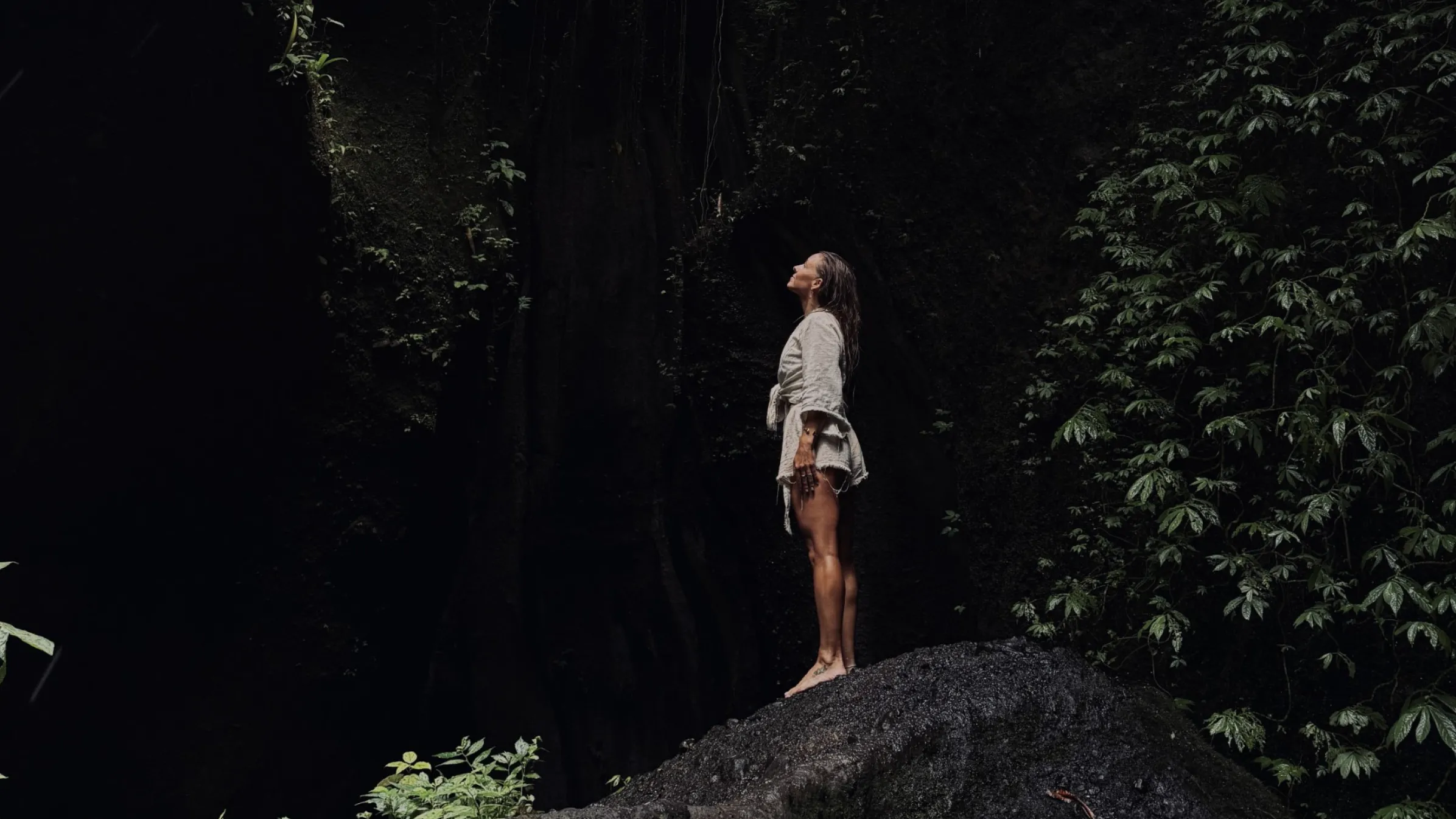 Yavi vor einem Wasserfall