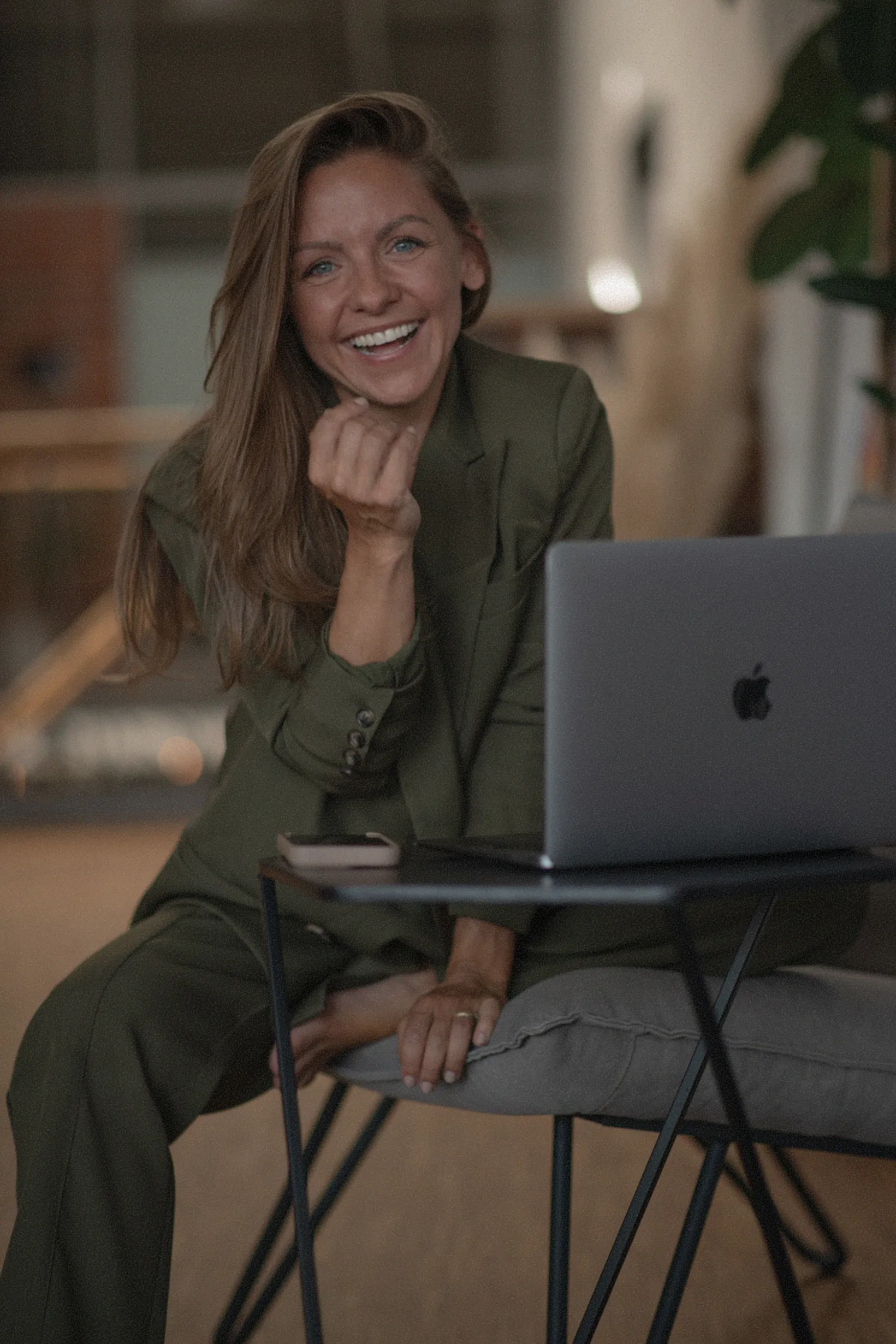 Yavi sitzt auf Stuhl und lacht