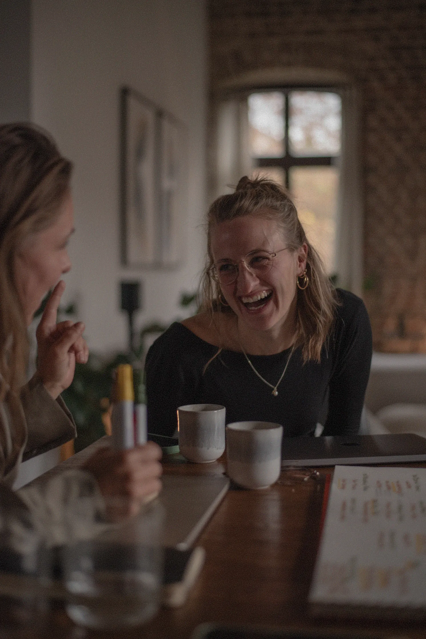 typed Team-Mitlieder lachen