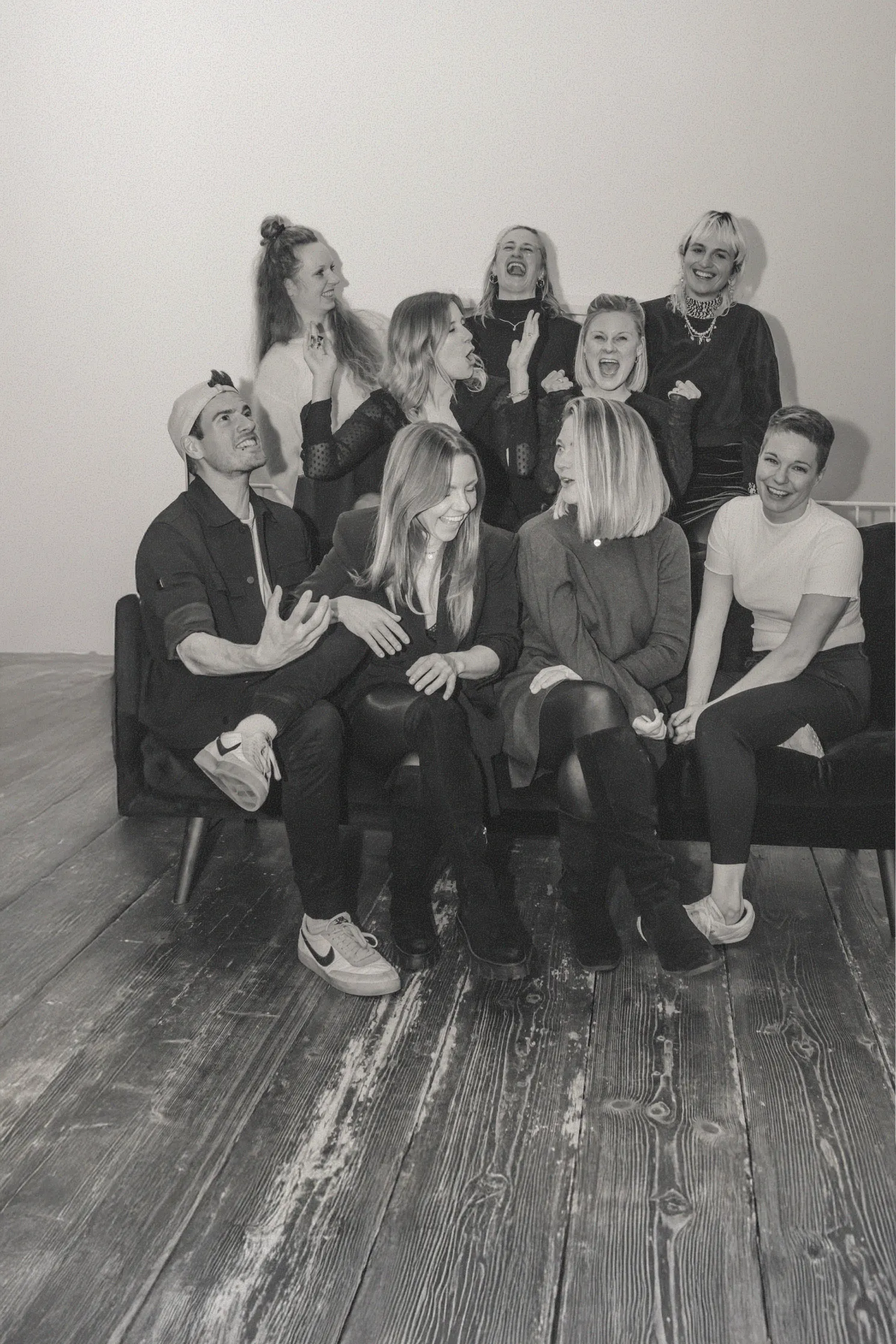 Yavi sitzt auf Stuhl und lacht