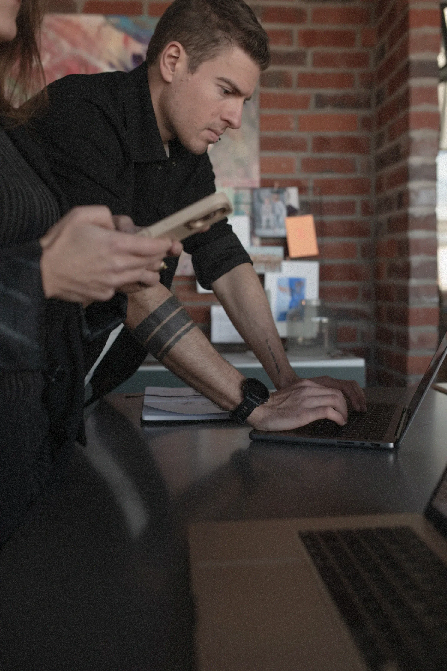 Freddy von typed am Macbook