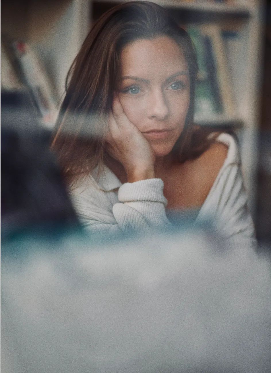 Yavi Hameister blickt nachdenklich zur Seite - Portrait der Zyklus-Coachin