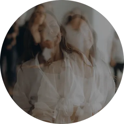 Kreis zeigt Yavi mit geschlossenen Augen